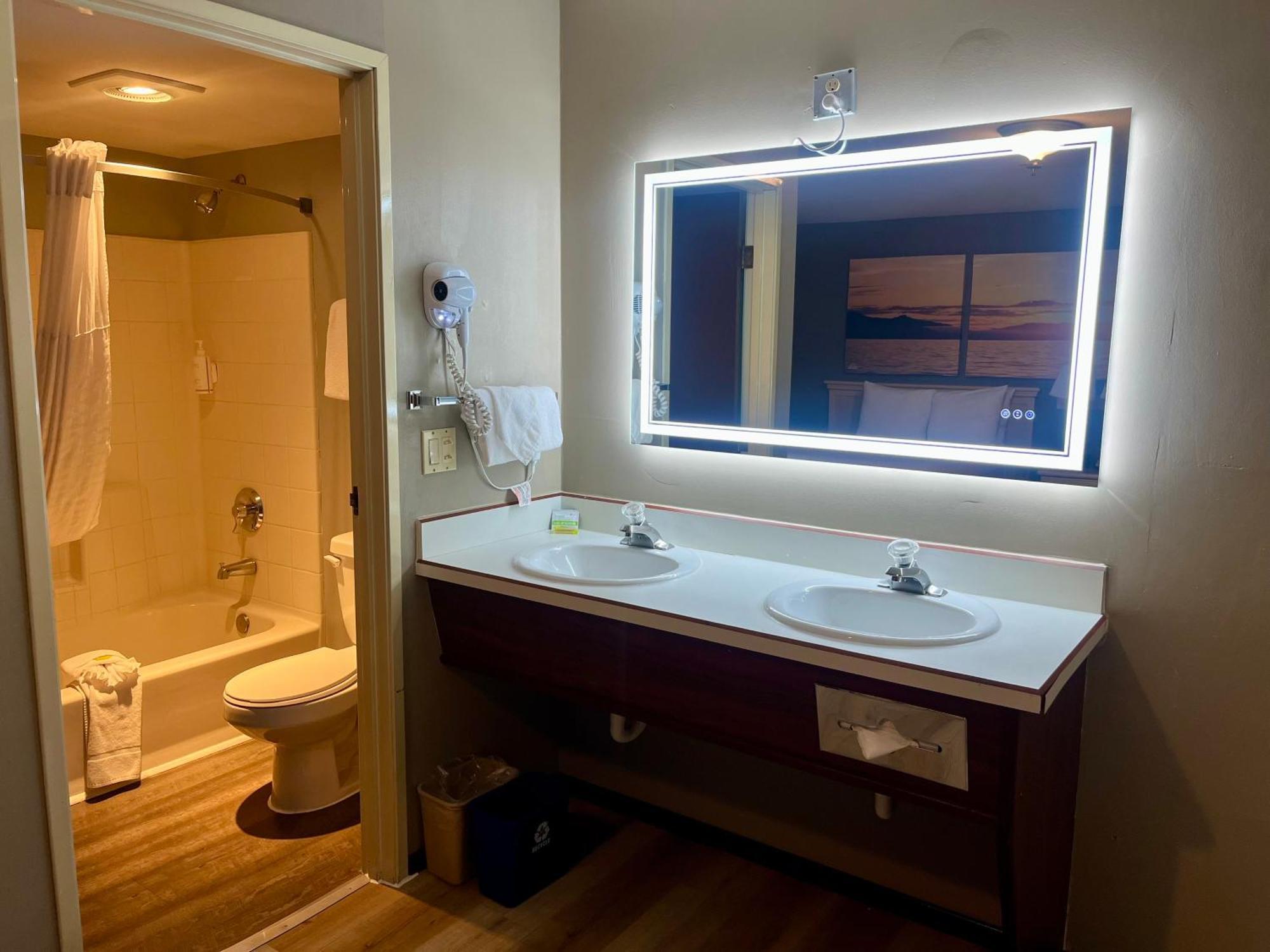Days Inn By Wyndham Seatac Airport Esterno foto